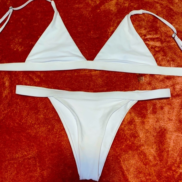 White bikini - Picture 1 of 3